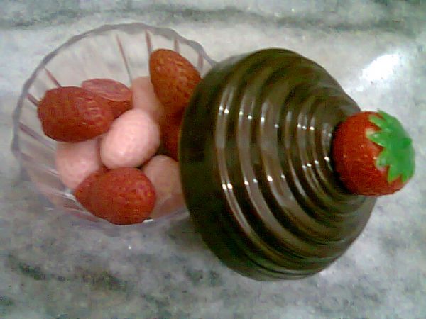 pote com mini morangos